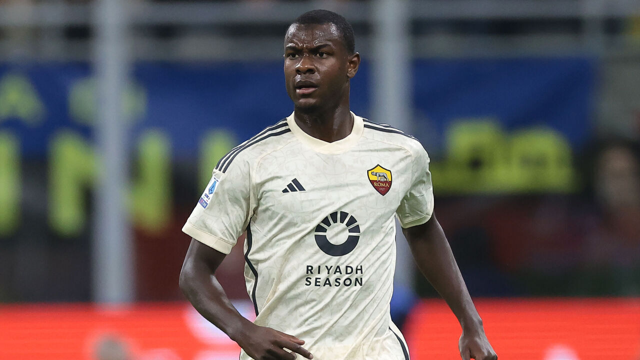 MILAN, ITALY - OCTOBER 29: Evan N'Dicka of AS Roma during the Serie A TIM match between FC Internazionale and AS Roma at Stadio Giuseppe Meazza on October 29, 2023 in Milan, Italy.