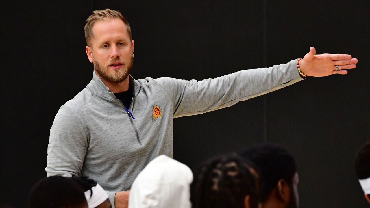 PHOENIX, AZ - OCTOBER 17: Associate Head Coach Kevin Young of the Phoenix Suns coaches during an all access practice on October 17, 2023 at the Footprint Center in Phoenix, Arizona. Mandatory Copyright Notice: Copyright 2023 NBAE