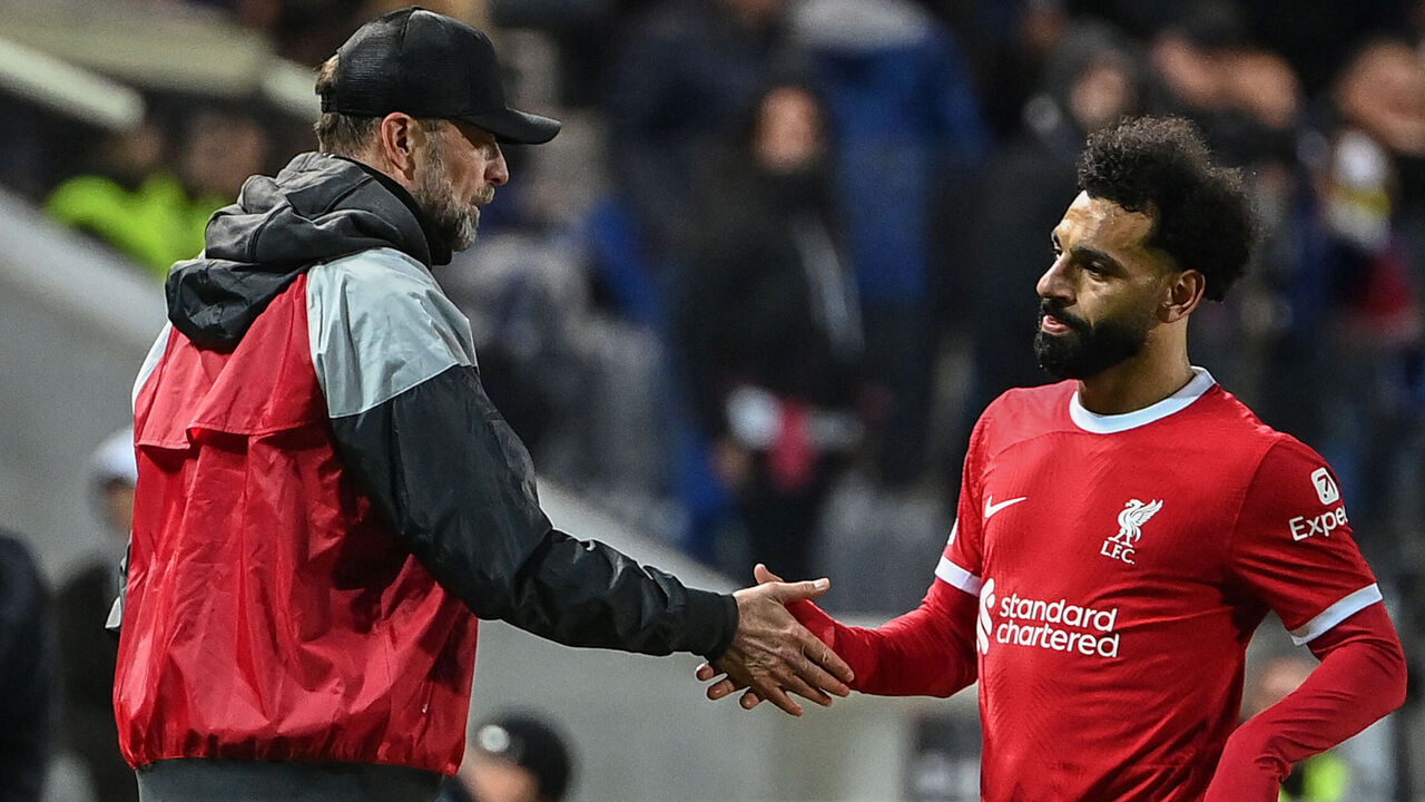 Liverpool's German head coach Jurgen Kloppduring (L) acknowledges Liverpool's Egyptian forward #11 Mohamed Salah as he leaves the pitch during the UEFA Europa League quarter-final second leg football match between Atalanta BC and Liverpool FC at the Atleti Azzurri d'Italia Stadium in Bergamo, on April 18, 2024.