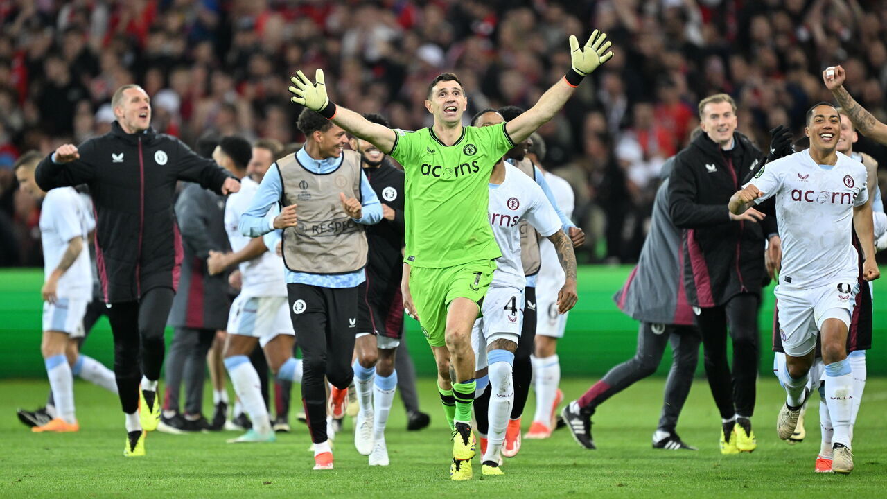 LILLE, FRANCE - APRIL 18: Goalkeeper of Aston Villa Emiliano Martinez (C) celebrates with his teammates after saving the match winning penalty during penalty shootout of UEFA Europa Conference League quarter-final second leg match between Lille and Aston Villa at Stade Pierre Mauroy in Villeneuve d'Ascq near Lille, France on April 18, 2024.