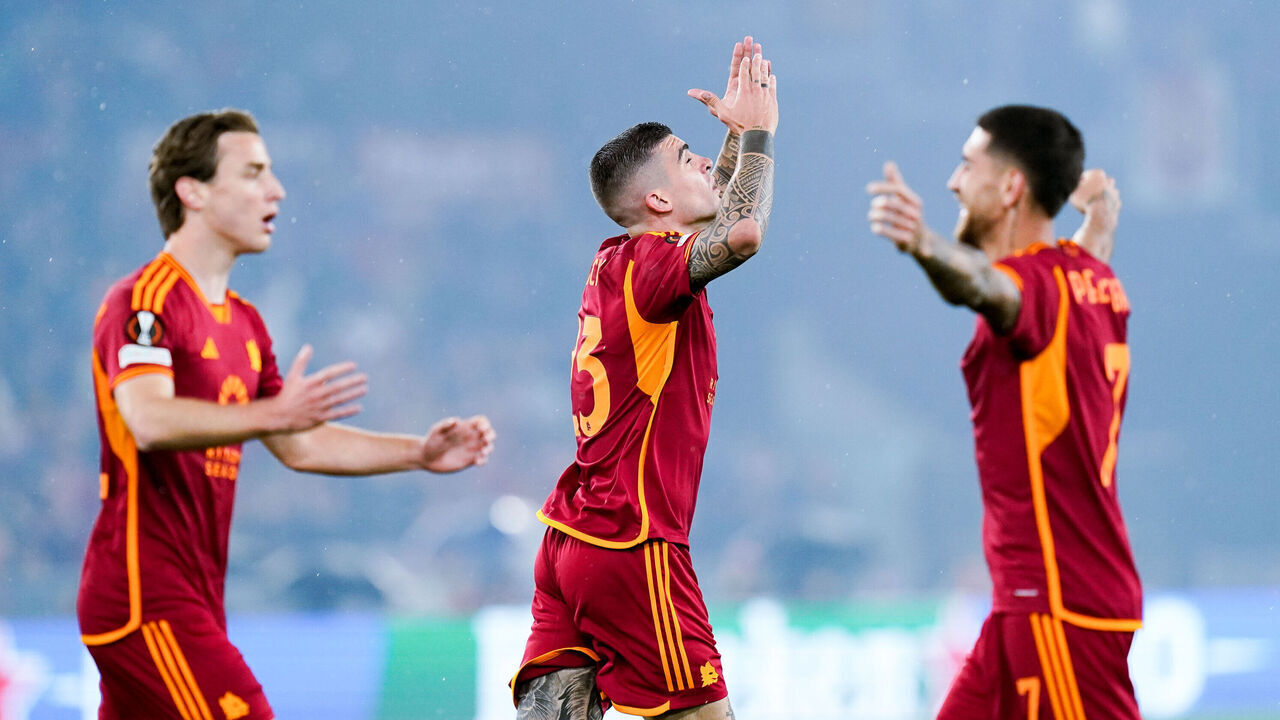 Gianluca Mancini of AS Roma celebrates after scoring first goal during the UEFA Europa League 2023/24 Quarter-Final second leg match between AS Roma and AC Milan at Stadio Olimpico on April 18, 2024 in Rome, Italy.