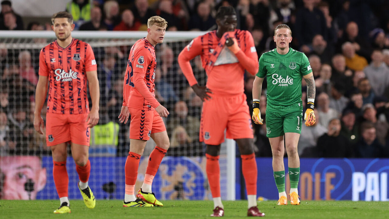 LONDON, ENGLAND - APRIL 15: Jordan Pickford of Everton and team mates react after Cole Palmer of Chelsea scores to make it 3-0 during the Premier League match between Chelsea FC and Everton FC at Stamford Bridge on April 15, 2024 in London, England.