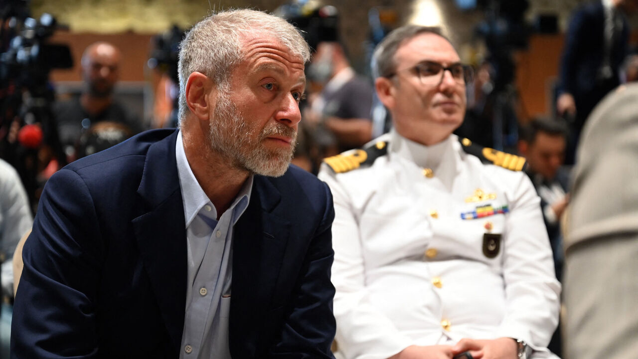 Russian oligarch Roman Abramovich (C) attends a signature ceremony of an initiative on the safe transportation of grain and foodstuffs from Ukrainian ports, in Istanbul, on July 22, 2022. - As a first major agreement between the warring parties since the invasion, Ukraine and Russia are expected to sign a deal in Istanbul today to free up the export of grain from Ukrainian ports. The deal has been brokered by the UN and Turkey.