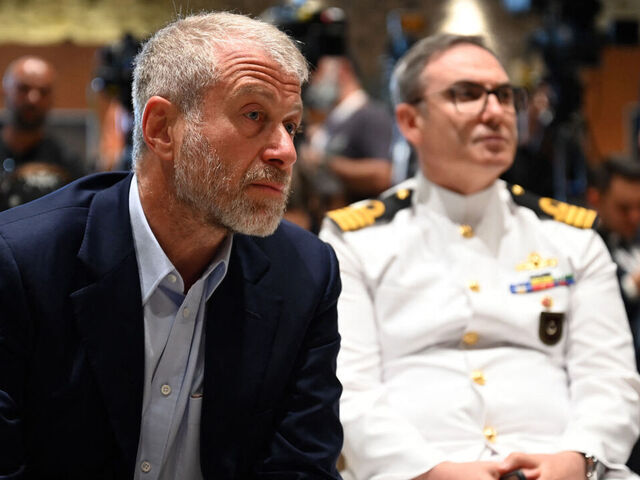 Russian oligarch Roman Abramovich (C) attends a signature ceremony of an initiative on the safe transportation of grain and foodstuffs from Ukrainian ports, in Istanbul, on July 22, 2022. - As a first major agreement between the warring parties since the invasion, Ukraine and Russia are expected to sign a deal in Istanbul today to free up the export of grain from Ukrainian ports. The deal has been brokered by the UN and Turkey.