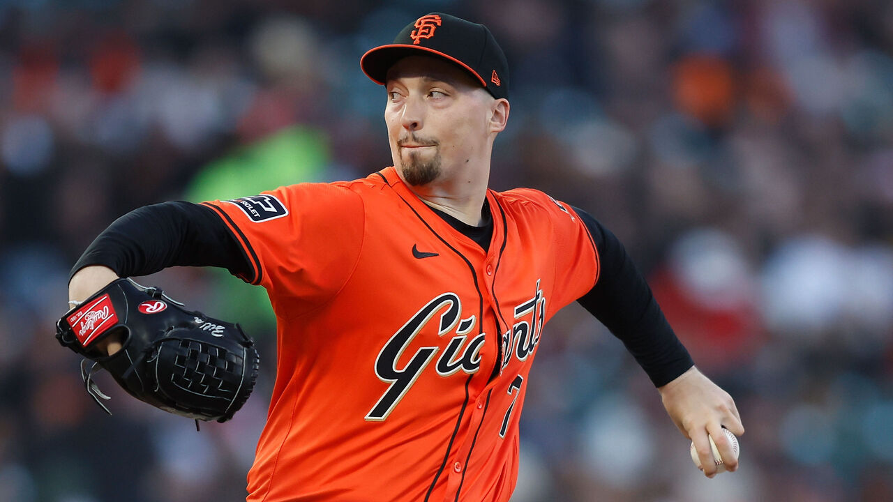 SAN FRANCISCO, CALIFORNIA - APRIL 19: Blake Snell #7 of the San Francisco Giants pitches in the top of the first inning against the Arizona Diamondbacks at Oracle Park on April 19, 2024 in San Francisco, California.