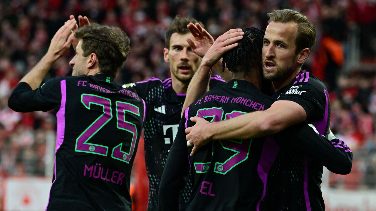Bayern Munich's French forward #39 Mathys Tel (2nd R) celebrates scoring the 0-4 goal with his team-mates including Bayern Munich's English forward #09 Harry Kane (R) during the German first division Bundesliga football match between 1 FC Union Berlin and FC Bayern Munich in Berlin, on April 20, 2024.