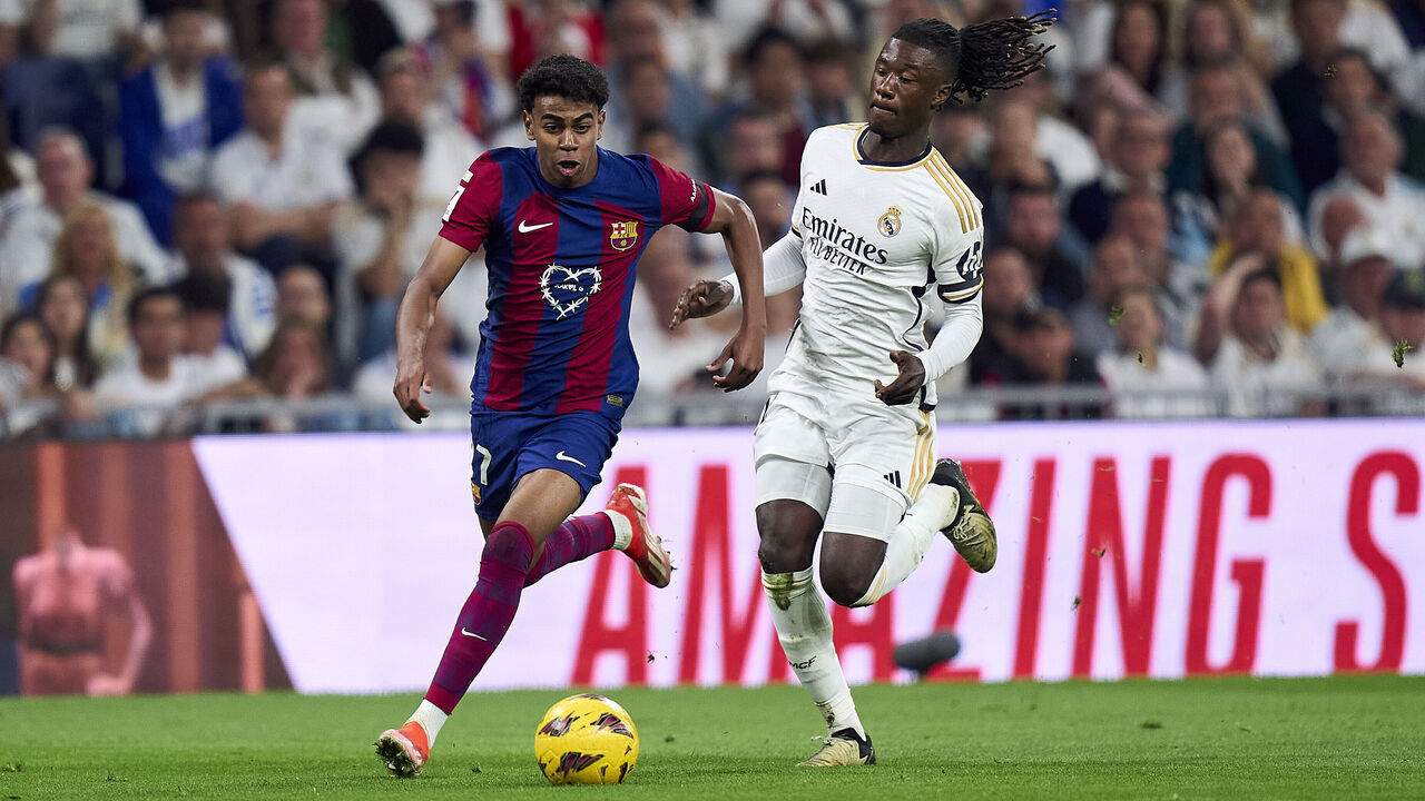 MADRID, SPAIN - APRIL 21: Eduardo Camavinga of Real Madrid CF battle for the ball with Lamine Yamal of FC Barcelona during the LaLiga EA Sports match between Real Madrid CF and FC Barcelona at Estadio Santiago Bernabeu on April 21, 2024 in Madrid, Spain.