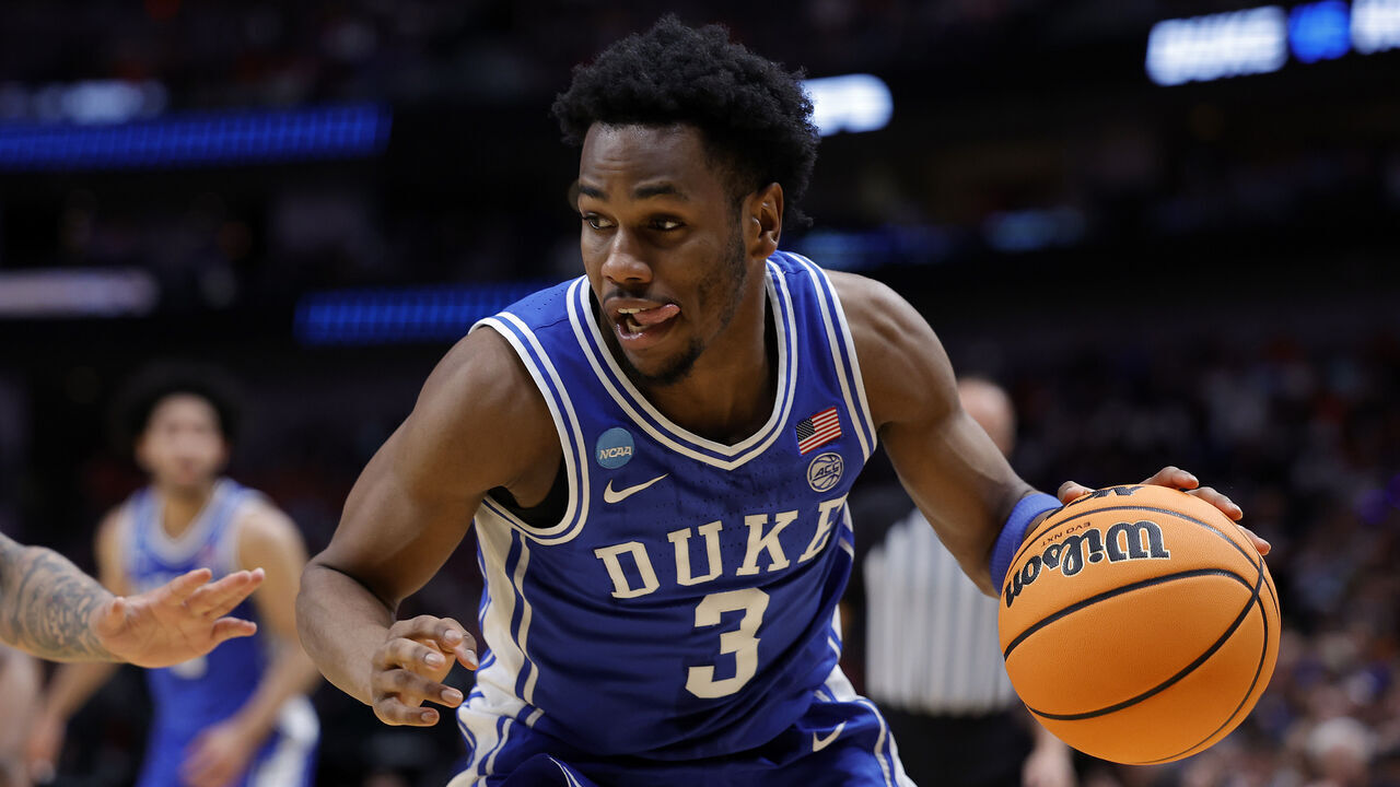 DALLAS, TEXAS - MARCH 29: Jeremy Roach #3 of the Duke Blue Devils controls the ball during the first half of the Sweet 16 round of the NCAA Men's Basketball Tournament against the Houston Cougars at American Airlines Center on March 29, 2024 in Dallas, Texas.