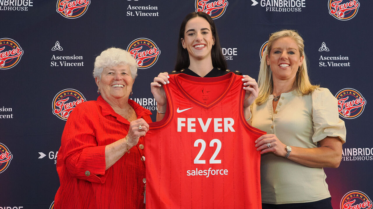 INDIANAPOLIS, IN - APRIL 17: Caitlin Clark of the Indiana Fever poses for a photo with Lin Dunn and Christie Sides during her introductory press conference on April 17, 2024 at Gainbridge Fieldhouse in Indianapolis, Indiana. Mandatory Copyright Notice: Copyright 2024 NBAE