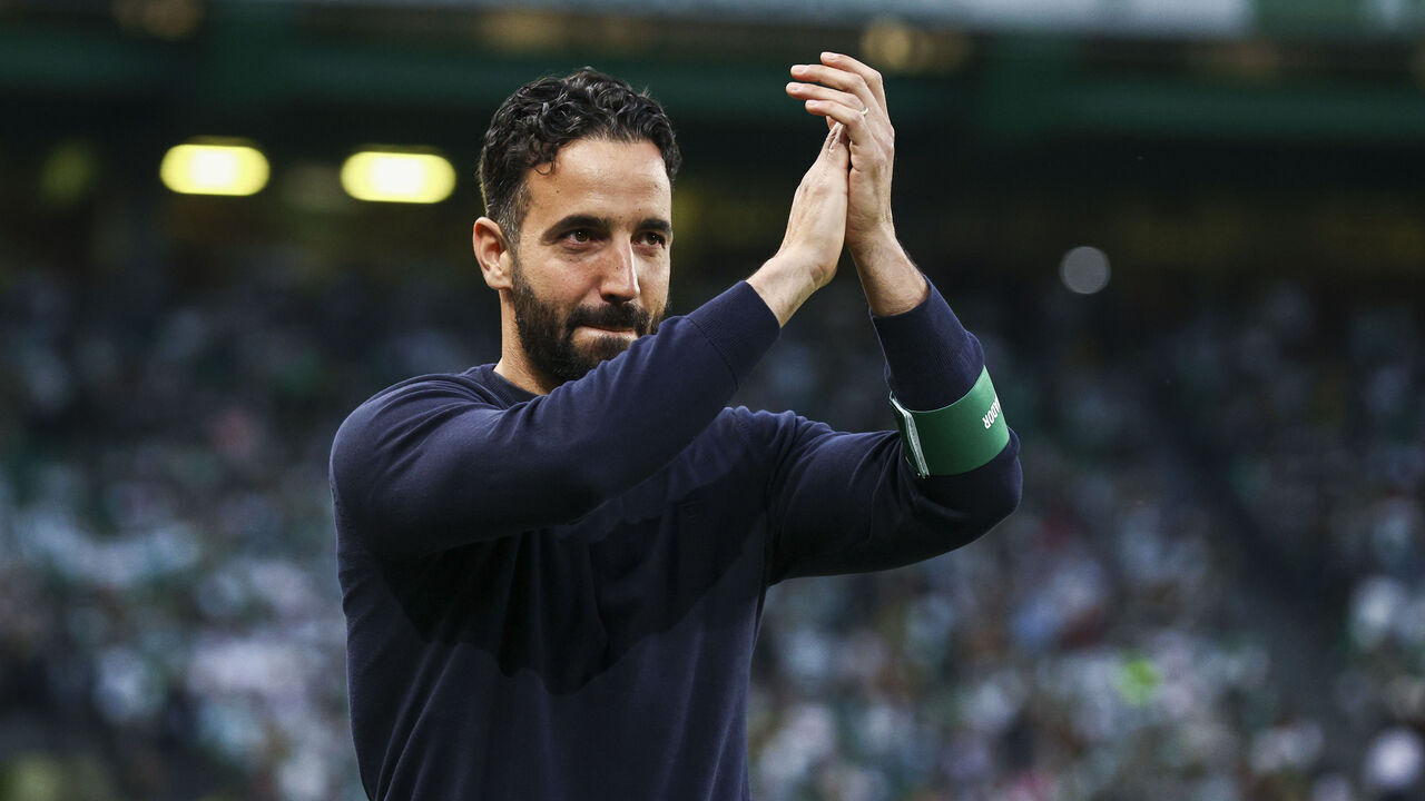 LISBON, PORTUGAL - APRIL 21: Ruben Amorim of Sporting CP reacts during the Liga Portugal Betclic match between Sporting CP and Vitoria Guimaraes at Estadio Jose Alvalade on April 21, 2024 in Lisbon, Portugal.