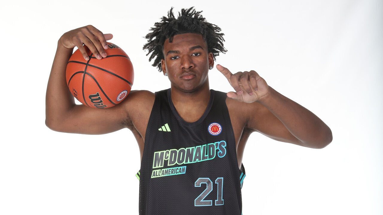 HOUSTON, TX - MARCH 29: McDonalds High School All American guard Karter Knox (21) poses for a photo during the McDonalds High School All American Portrait Day at the JW Marriott Houston by the Galleria on March 29, 2024, in Houston, Texas.