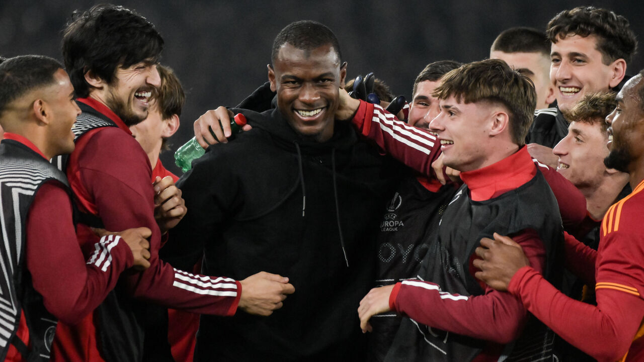 ROME, ITALY - APRIL 18: Evan Ndicka of AS Roma celebrates with team mates after the UEFA Europa League 2023/24 Quarter-Final second leg match between AS Roma and AC Milan at Stadio Olimpico on April 18, 2024 in Rome, Italy.