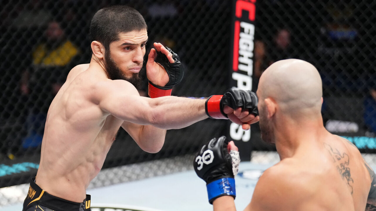 PERTH, AUSTRALIA - FEBRUARY 12: (L-R) Islam Makhachev of Russia punches Alexander Volkanovski of Australia in the UFC lightweight championship fight during the UFC 284 event at RAC Arena on February 12, 2023 in Perth, Australia.