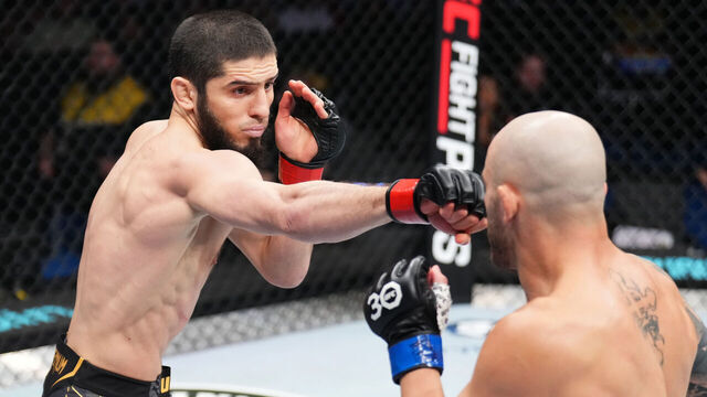 PERTH, AUSTRALIA - FEBRUARY 12: (L-R) Islam Makhachev of Russia punches Alexander Volkanovski of Australia in the UFC lightweight championship fight during the UFC 284 event at RAC Arena on February 12, 2023 in Perth, Australia.