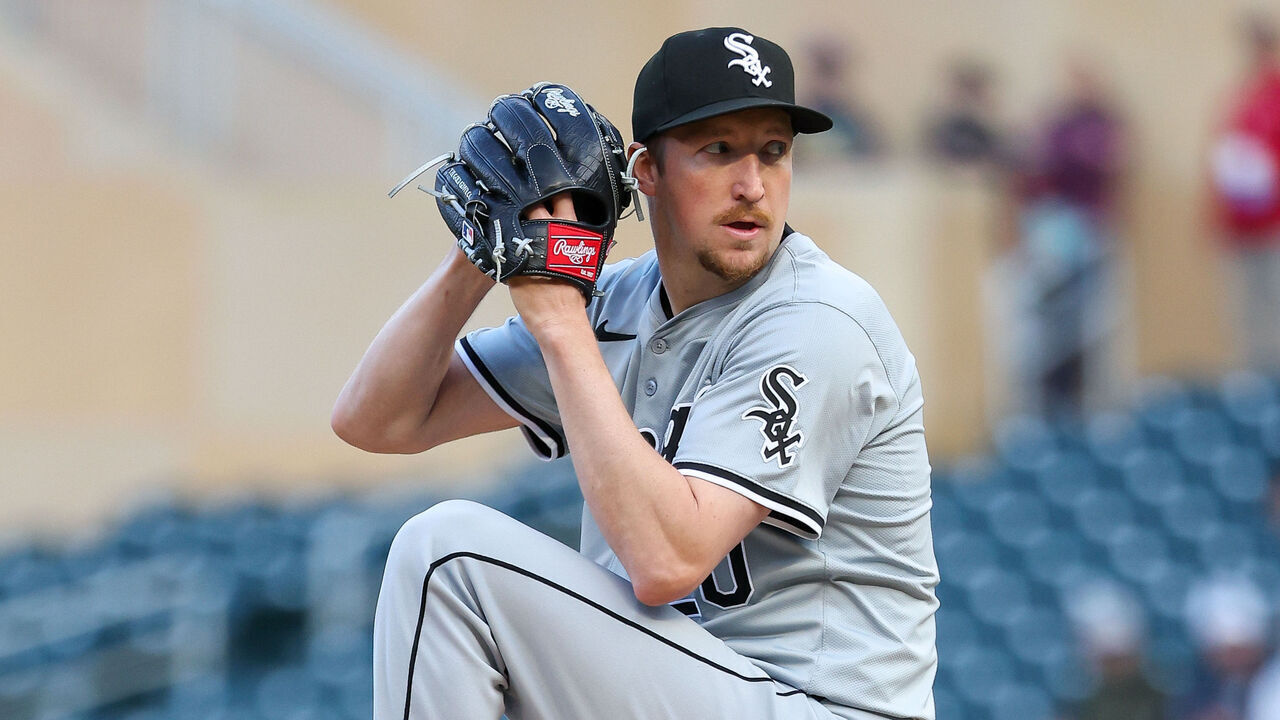 MINNEAPOLIS, MINNESOTA - APRIL 23: Erick Fedde #20 of the Chicago White Sox delivers a pitch against the Minnesota Twins during the first inning at Target Field on April 23, 2024 in Minneapolis, Minnesota.