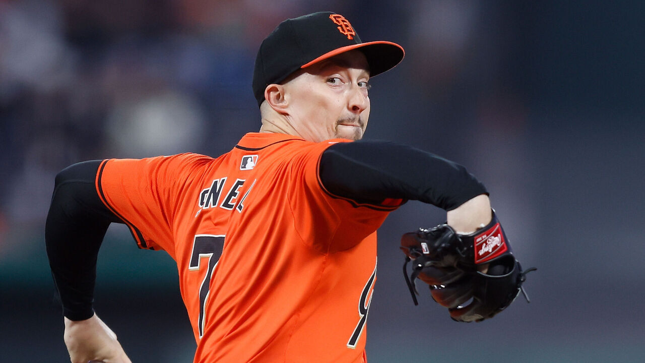 SAN FRANCISCO, CALIFORNIA - APRIL 19: Blake Snell #7 of the San Francisco Giants pitches against the Arizona Diamondbacks at Oracle Park on April 19, 2024 in San Francisco, California.