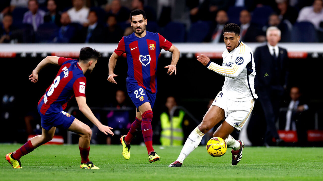 MADRID, SPAIN - APRIL 21: Jude Bellingham of Real Madrid fights for the ball during the La Liga EA Sports match between Real Madrid and Barcelona at Estadio Santiago Bernabeu on April 21, 2024 in Madrid, Spain.