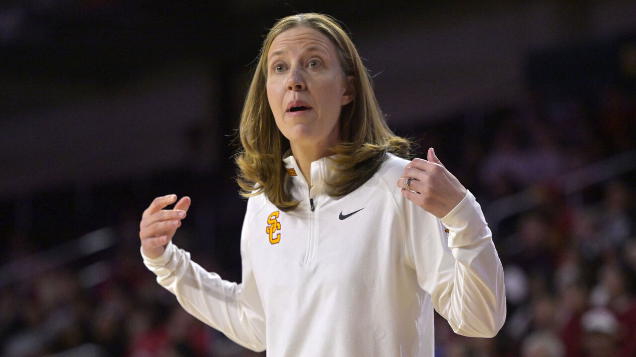 LOS ANGELES, CALIFORNIA - JANUARY 28: Head coach Lindsay Gottlieb of the USC Trojans calls for a time out against the Washington Huskies at Galen Center on January 28, 2024 in Los Angeles, California.
