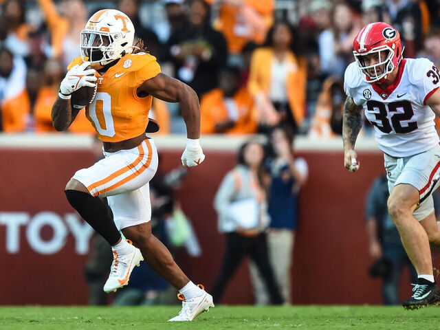 KNOXVILLE, TN - NOVEMBER 18: Tennessee Volunteers running back Jaylen Wright (0) runs with the ball during a college football game between the Tennessee Volunteers and the Georgia Bulldogs on November 18, 2023, at Neyland Stadium, in Knoxville, TN.