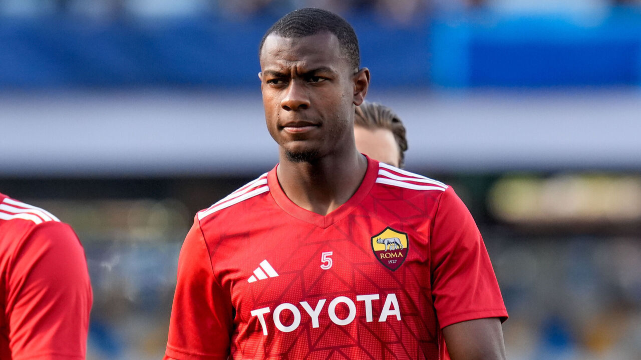Evan Ndicka of AS Roma looks on during the serie A TIM match between SSC Napoli and AS Roma at Stadio Diego Armando Maradona on April 28, 2024 in Naples, Italy