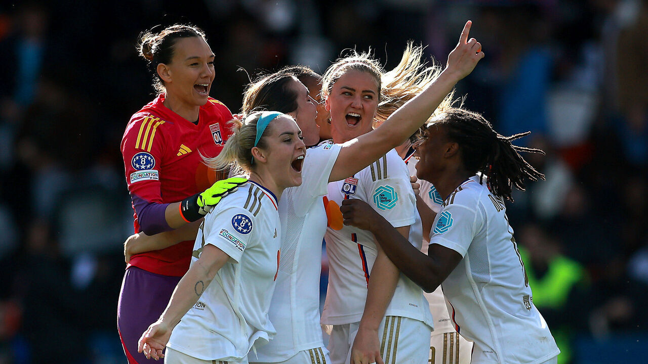 PARIS, FRANCE - APRIL 28: Olympique Lyonnais players celebrate after the team's 5-3 aggregate victory during the UEFA Women's Champions League 2023/24 semi-final second leg match between Paris Saint-Germain and Olympique Lyonnais at Parc des Princes on April 28, 2024 in Paris, France.