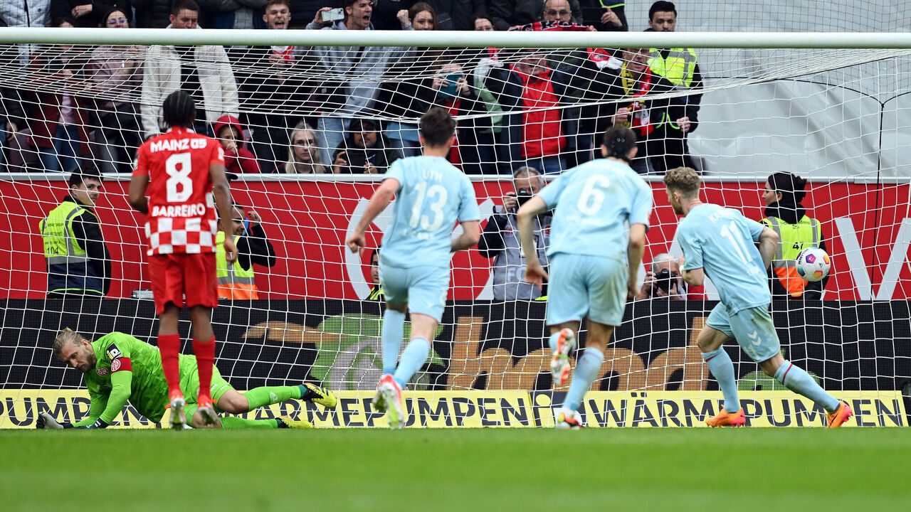 MAINZ, GERMANY - APRIL 28: Florian Kainz of 1.FC Köln scores his team's first goal past Robin Zentner of 1.FSV Mainz 05 from the penalty spot during the Bundesliga match between 1. FSV Mainz 05 and 1. FC Köln at MEWA Arena on April 28, 2024 in Mainz, Germany.
