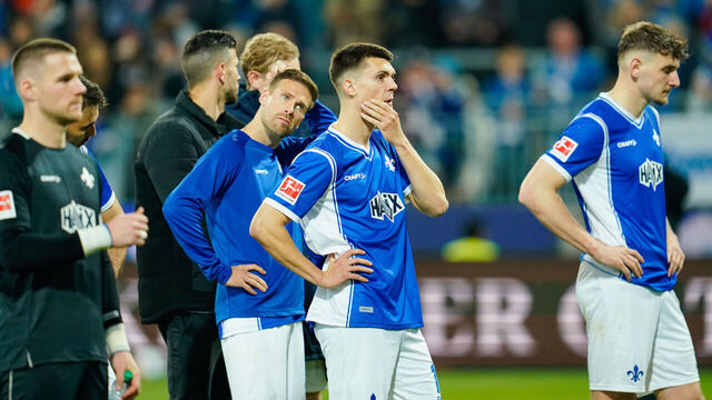 28 April 2024, Hesse, Darmstadt: Soccer: Bundesliga, SV Darmstadt 98 - 1. FC Heidenheim, Matchday 31, Merck Stadium at Böllenfalltor. Darmstadt's Mathias Honsak (M) stands with teammates in front of the fan curve after the match. Photo: Uwe Anspach/dpa - IMPORTANT NOTE: In accordance with the regulations of the DFL German Football League and the DFB German Football Association, it is prohibited to utilize or have utilized photographs taken in the stadium and/or of the match in the form of sequential images and/or video-like photo series.