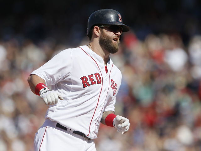 VIDEO: Napoli ejected after thrown helmet hits umpire
