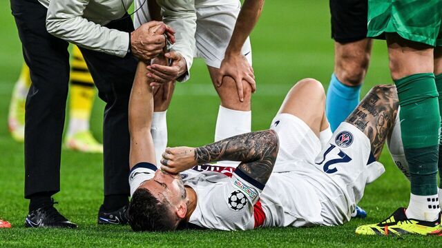 DORTMUND - Pain in Lucas Hernandez of Paris Saint Germain during the UEFA Champions League semi-final match between Borussia Dortmund and Paris Saint Germain at Signal Iduna Park on May 1, 2024 in Dortmund, Germany. ANP | Hollandse Hoogte | GERRIT VAN COLOGNE