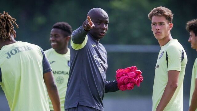 Anderlecht's assistant coach Samba Diawara talks to 76 Anderlecht's Lucas Stassin during a training session ahead of the 2022-2023 season, of Belgian first division soccer team RSCA Anderlecht, Thursday 23 June 2022 in Anderlecht, Brussels. BELGA PHOTO VIRGINIE LEFOUR