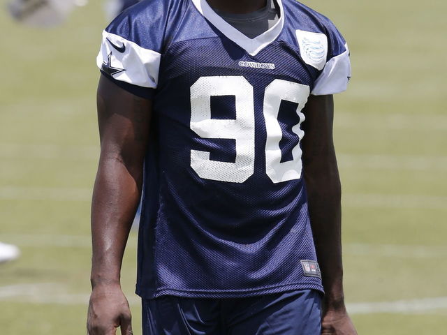 Report: Cowboys' DeMarcus Lawrence suffers broken right foot, out 8-12 weeks