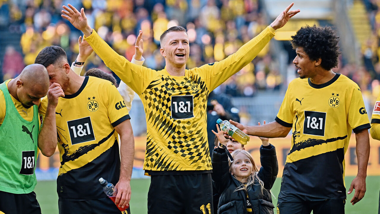 04 May 2024, North Rhine-Westphalia, Dortmund: Soccer: Bundesliga, Borussia Dortmund - FC Augsburg, Matchday 32, Signal Iduna Park. Dortmund's Marco Reus is celebrated by the fans after the match. Donyell Malen and Salih Özcan on the right, Karim Adeyemi on the left. Photo: Bernd Thissen/dpa - IMPORTANT NOTE: In accordance with the regulations of the DFL German Football League and the DFB German Football Association, it is prohibited to utilize or have utilized photographs taken in the stadium and/or of the match in the form of sequential images and/or video-like photo series.