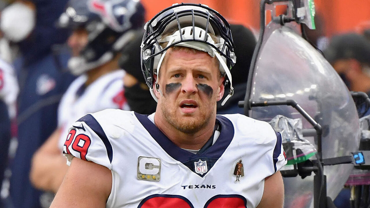 CLEVELAND, OH - NOVEMBER 15: J.J. Watt #99 of the Houston Texans walks off the field at halftime of a game against the Cleveland Browns at FirstEnergy Stadium on November 15, 2020 in Cleveland, Ohio.
