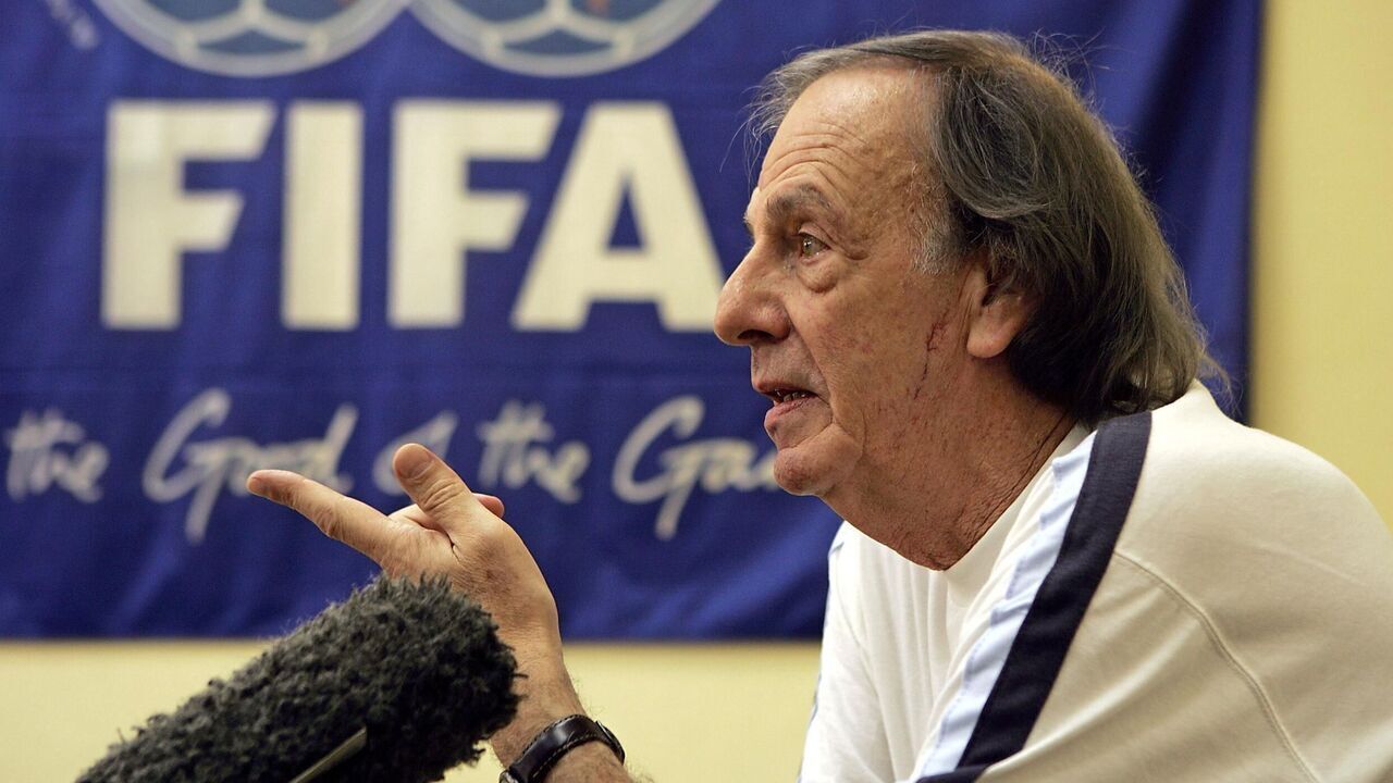 El entrenador argentino de futbol, Cesar Luis Menotti, habla durante una conferencia de prensa el 04 de Octubre del 2005, en La Habana, ante decenas de entrenadores cubanos que participan en un seminario que Menotti realiza en Cuba en colaboracion con la seleccion de futbol cubano. AFP PHOTO/Adalberto ROQUE