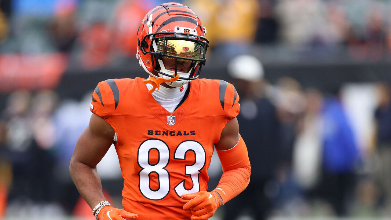 CINCINNATI, OH - NOVEMBER 26: Cincinnati Bengals wide receiver Tyler Boyd (83) warms up before the game against the Pittsburgh Steelers and the Cincinnati Bengals on November 26, 2023, at Paycor Stadium in Cincinnati, OH.