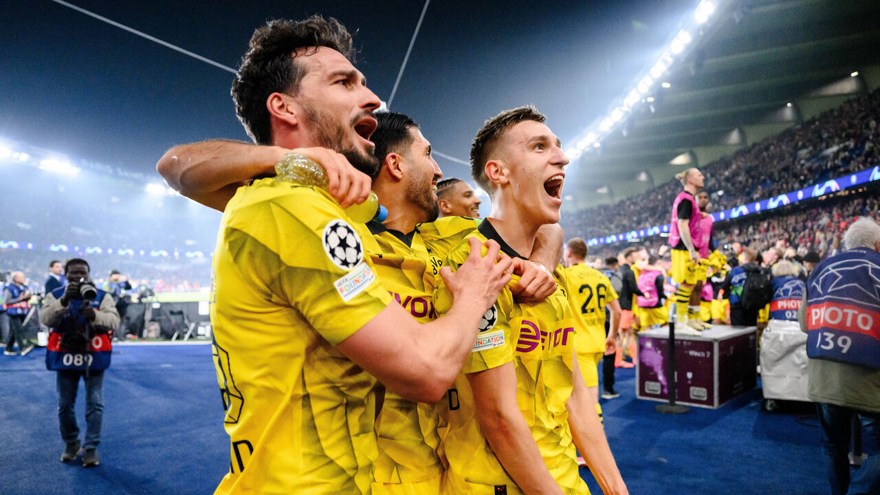 PARIS, FRANCE - MAY 07: Mats Hummels, Emre Can and Nico Schlotterbeck (L-R) celebrates victory after the UEFA Champions League semi-final second leg match between Paris Saint-Germain and Borussia Dortmund at Parc des Princes on May 07, 2024 in Paris, France.