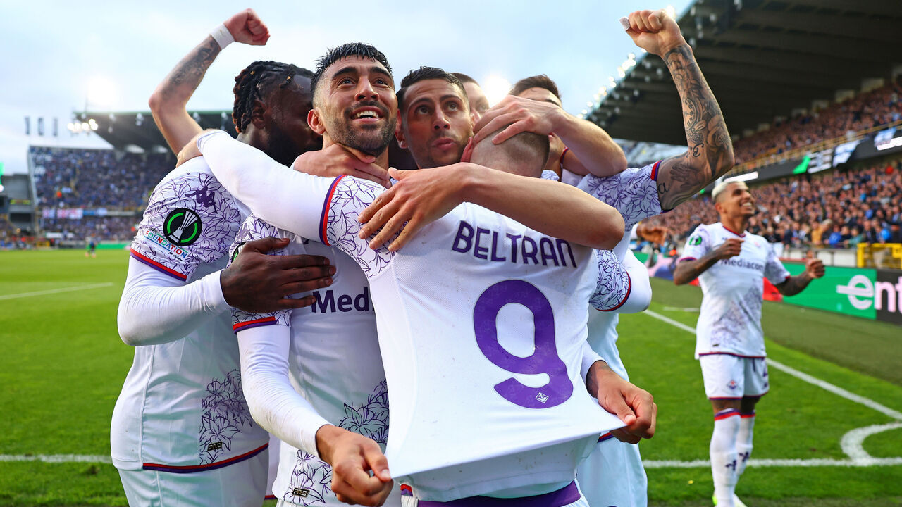 BRUGES, BELGIUM - MAY 08: Lucas Beltran of Fiorentina is mobbed by his team-mates after scoring his side's first goal from the penalty spot during the UEFA Europa Conference League 2023/24 Semi-Final second leg match between Club Brugge and ACF Fiorentina at Jan Breydelstadion on May 08, 2024 in Bruges, Belgium.