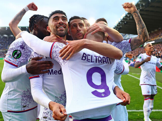 BRUGES, BELGIUM - MAY 08: Lucas Beltran of Fiorentina is mobbed by his team-mates after scoring his side's first goal from the penalty spot during the UEFA Europa Conference League 2023/24 Semi-Final second leg match between Club Brugge and ACF Fiorentina at Jan Breydelstadion on May 08, 2024 in Bruges, Belgium.