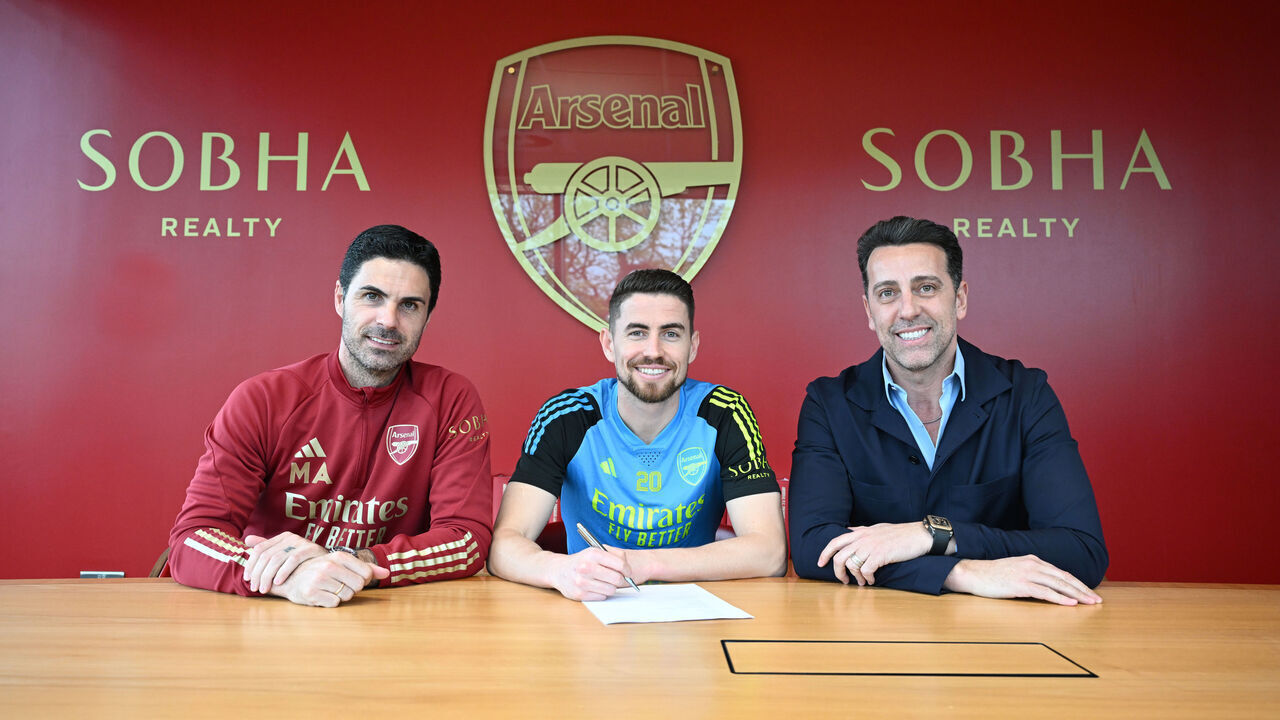 LONDON COLNEY, ENGLAND - MAY 09: (2ndL) Jorginho with (L) Arsenal manager Mikel Arteta and (R) Sporting Director Edu as he signs a contract extension at Arsenal FC at Sobha Realty Training Centre on May 09, 2024 in London Colney, England.