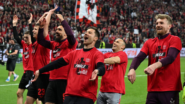 09 May 2024, North Rhine-Westphalia, Leverkusen: Soccer: Europa League, Bayer Leverkusen - AS Roma, knockout round, semi-final, second leg in the BayArena, Leverkusen's players celebrate with the fans after the match. Photo: Federico Gambarini/dpa