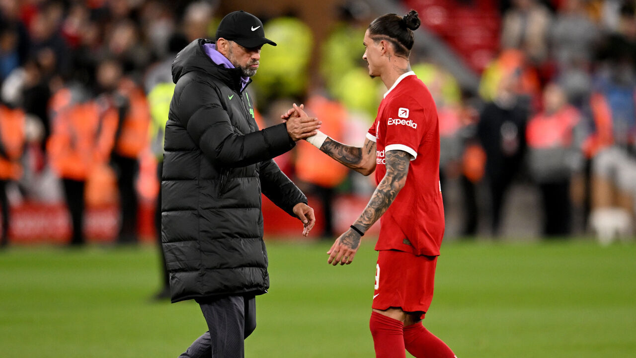 LIVERPOOL, ENGLAND - SEPTEMBER 27: (THE SUN OUT, THE SUN ON SUNDAY OUT) Jurgen Klopp manager of Liverpool with Darwin Nunez of Liverpool at the end of the Carabao Cup Third Round match between Liverpool and Leicester City at Anfield on September 27, 2023 in Liverpool, England.