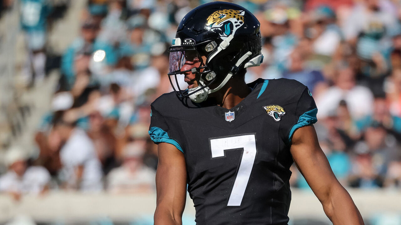 JACKSONVILLE, FLORIDA - NOVEMBER 19: Zay Jones #7 of the Jacksonville Jaguars against the Tennessee Titans during the game at EverBank Field on November 19, 2023 in Jacksonville, Florida.
