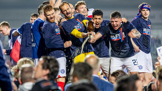 11 May 2024, Schleswig-Holstein, Kiel: Soccer: Bundesliga 2, Holstein Kiel - VfL Fortuna Düsseldorf, matchday 33, Holstein Stadium. The Kiel players celebrate promotion together with the fans. Photo: Axel Heimken/dpa - IMPORTANT NOTE: In accordance with the regulations of the DFL German Football League and the DFB German Football Association, it is prohibited to utilize or have utilized photographs taken in the stadium and/or of the match in the form of sequential images and/or video-like photo series.