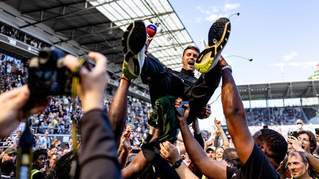 12 May 2024, Hamburg: Soccer: Bundesliga 2, FC St. Pauli - VfL Osnabrück, matchday 33, Millerntor Stadium. St. Pauli coach Fabian Hürzeler is celebrated. FC St. Pauli is promoted to the Bundesliga ahead of schedule. Photo: Axel Heimken/dpa - IMPORTANT NOTE: In accordance with the regulations of the DFL German Football League and the DFB German Football Association, it is prohibited to utilize or have utilized photographs taken in the stadium and/or of the match in the form of sequential images and/or video-like photo series.