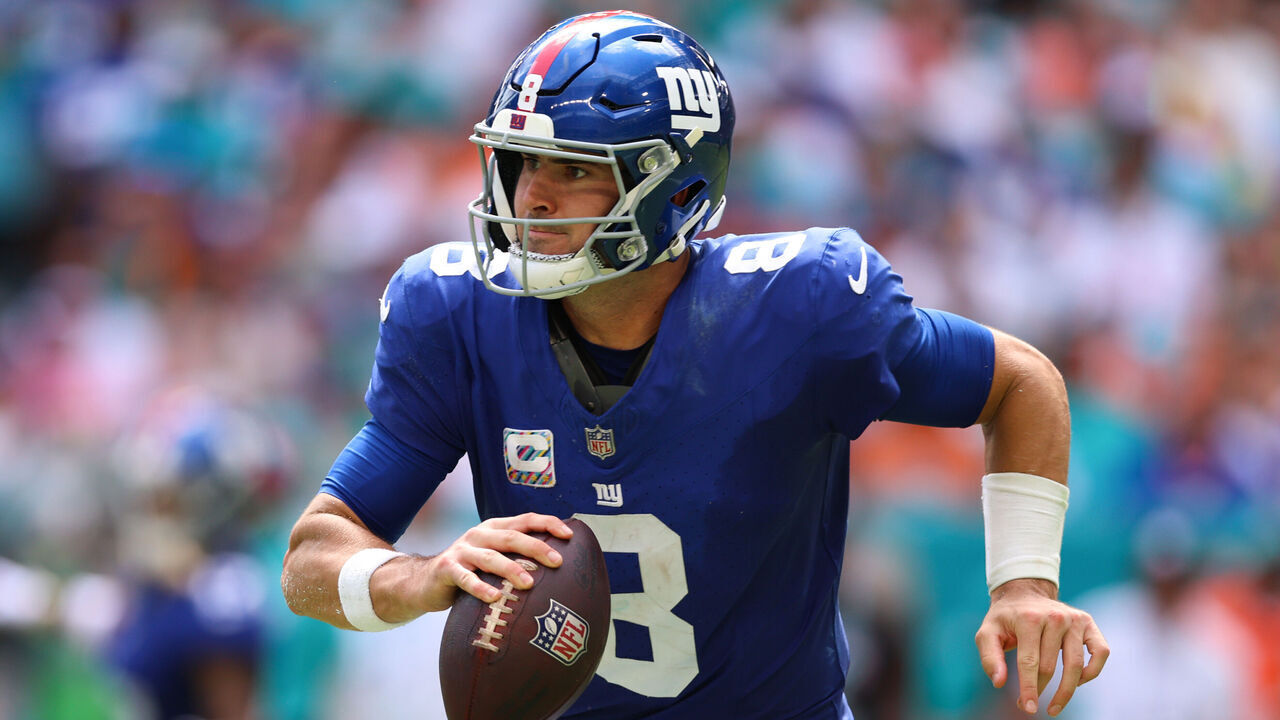MIAMI GARDENS, FLORIDA - OCTOBER 08: Daniel Jones #8 of the New York Giants looks to pass during the first half against the Miami Dolphins at Hard Rock Stadium on October 08, 2023 in Miami Gardens, Florida.