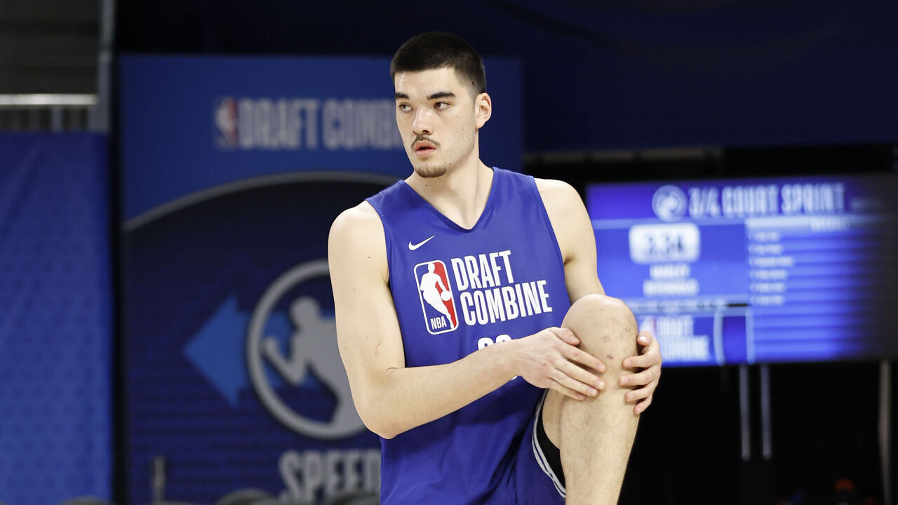 CHICAGO, IL - MAY 13: Zach Edey warms up during the 2024 NBA Combine on May 13, 2024 at Wintrust Arena in Chicago, Illinois. Mandatory Copyright Notice: Copyright 2024 NBAE