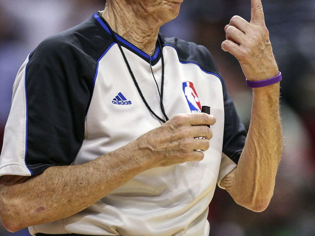 Report: Veteran official Dick Bavetta retiring