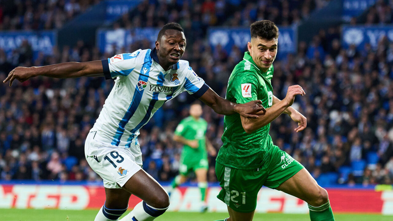 SAN SEBASTIAN, SPAIN - DECEMBER 17: Umar Sadiq of Real Sociedad duels for the ball with Marc Roca of Real Betis during the LaLiga EA Sports match between Real Sociedad and Real Betis at Reale Arena on December 17, 2023 in San Sebastian, Spain.