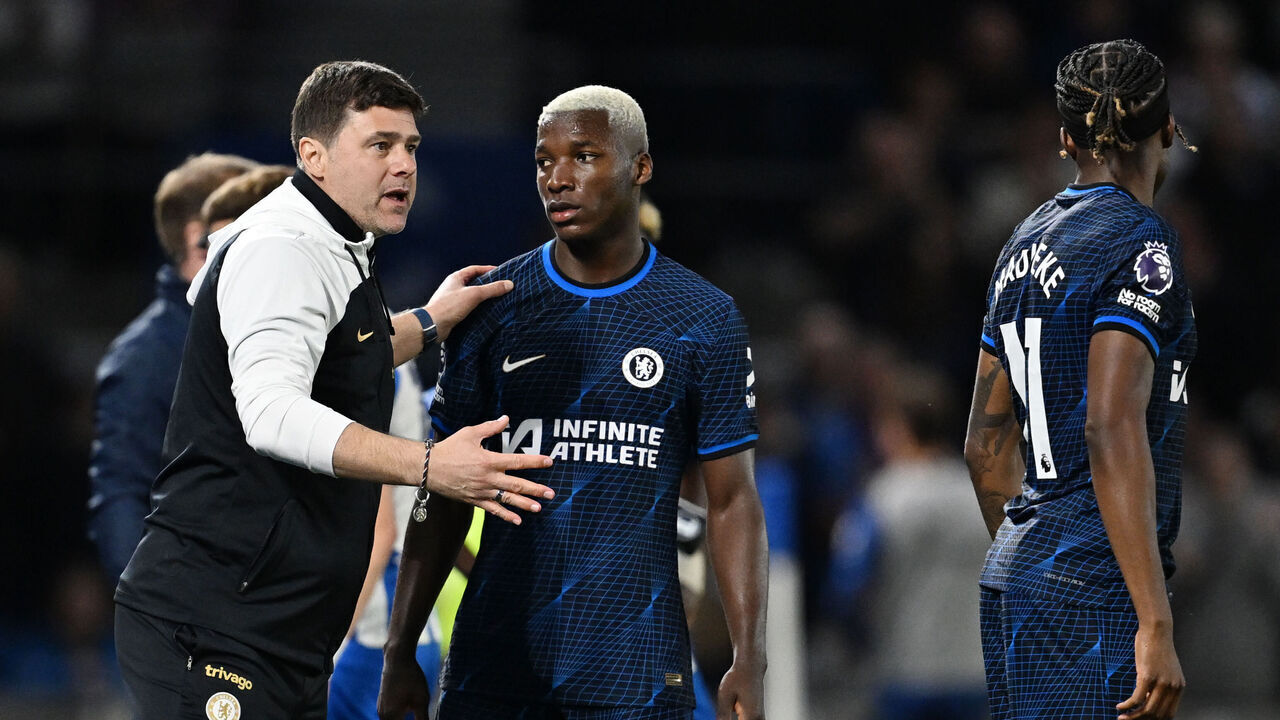 BRIGHTON, ENGLAND - MAY 15: Mauricio Pochettino, Manager of Chelsea, gives instructions to Moises Caicedo of Chelsea during the Premier League match between Brighton & Hove Albion and Chelsea FC at American Express Community Stadium on May 15, 2024 in Brighton, England.