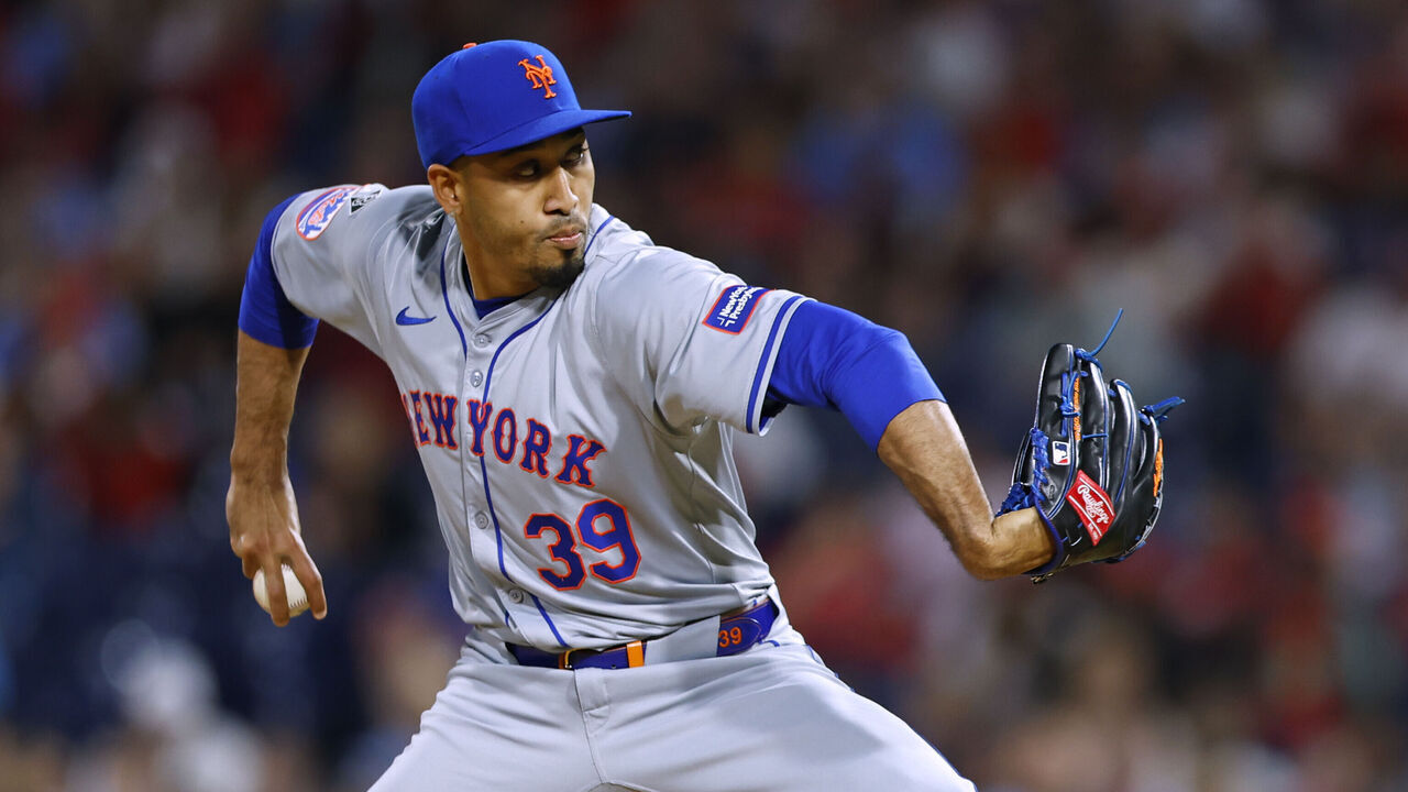 PHILADELPHIA, PENNSYLVANIA - MAY 16: Edwin Díaz #39 of the New York Mets in action against the Philadelphia Phillies during a game at Citizens Bank Park on May 16, 2024 in Philadelphia, Pennsylvania.